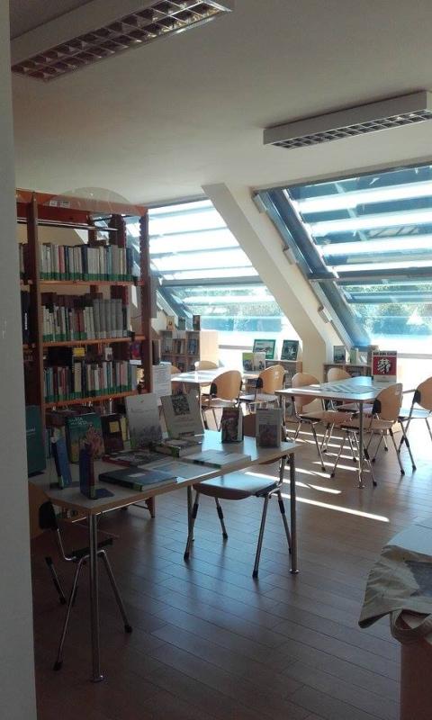 interni della biblioteca comunale